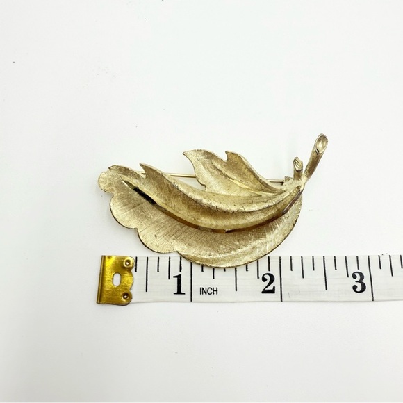 Vintage BSK Curled Leaf Brooch
Gold Tone Pin Signed Marked - Picture 7 of 7